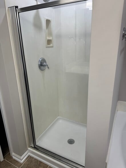 Master bathroom shower - 8321 Deckbar Pl