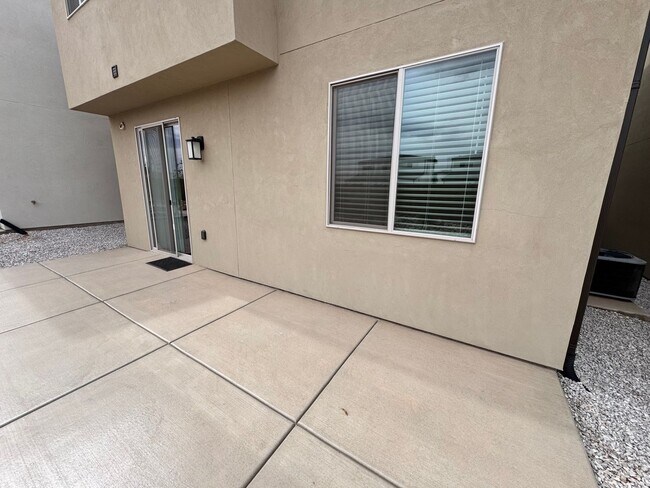 Building Photo - Beautiful 3 bed 2.5 bath Home!