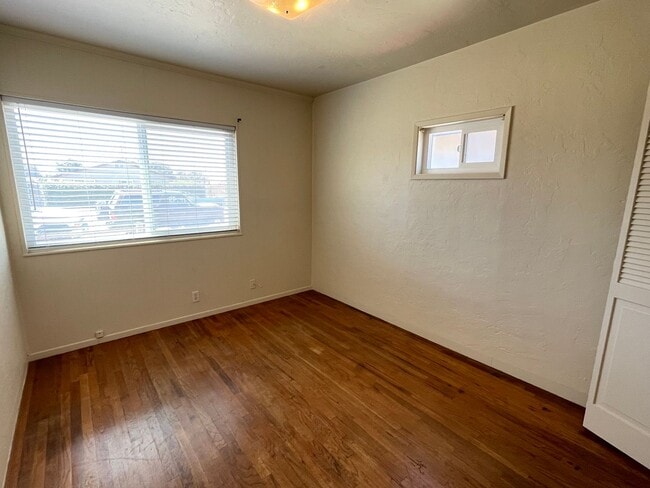 Building Photo - Centrally Located Two Bedroom Home