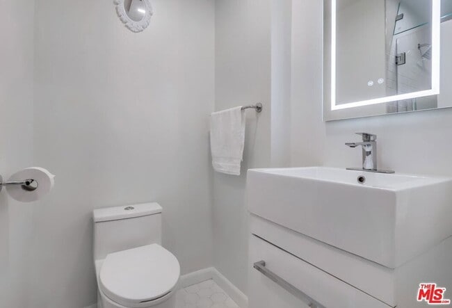 Building Photo - 1275 Havenhurst Dr