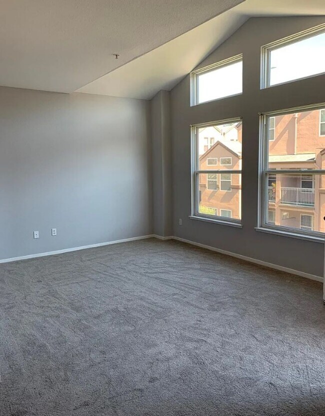 Building Photo - Beautiful 3 Bedroom Condo in Gated Community – San Francisco!