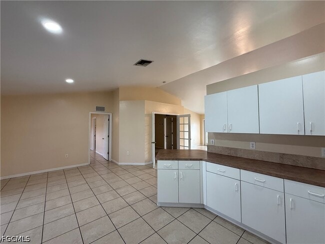 Building Photo - 696 Homestead Rd S