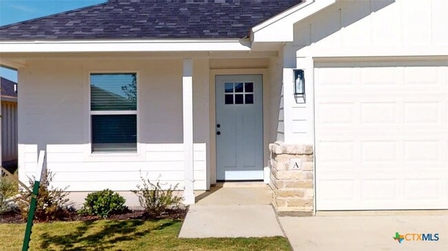 Building Photo - 907 Smoke Tree Ln