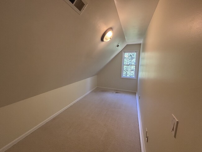 Building Photo - 105 Lake View Dr E