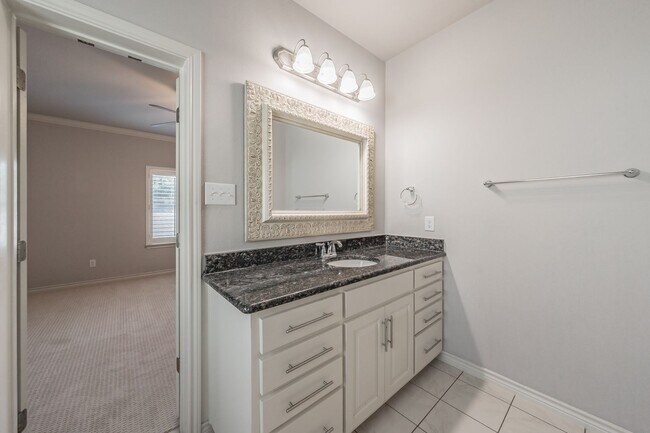 Building Photo - Charming 3-Bedroom, 2-Bathroom Townhome – ...