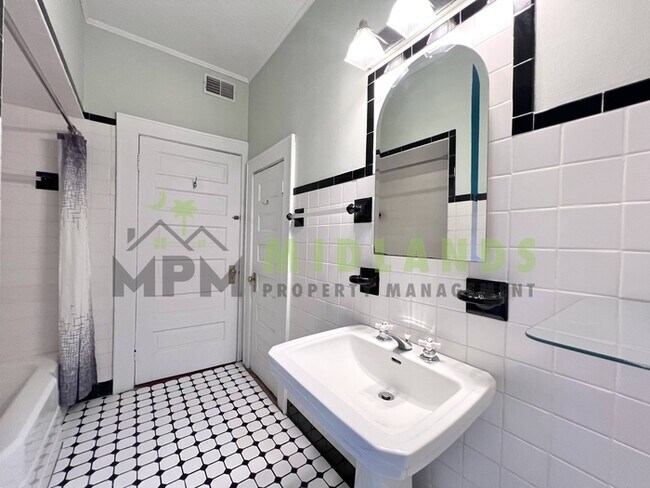 Building Photo - 2417B Clark Street