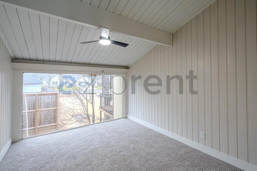 Building Photo - 19 Lakeway St