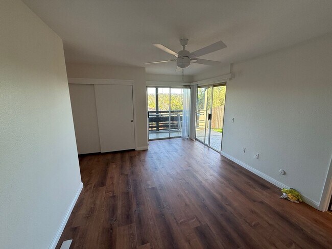 Building Photo - STU526