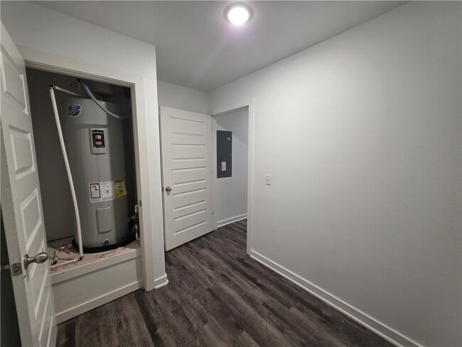 Building Photo - 637 Hidden Springs Dr