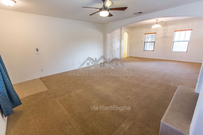 Building Photo - 945 E Blue Spruce Ln