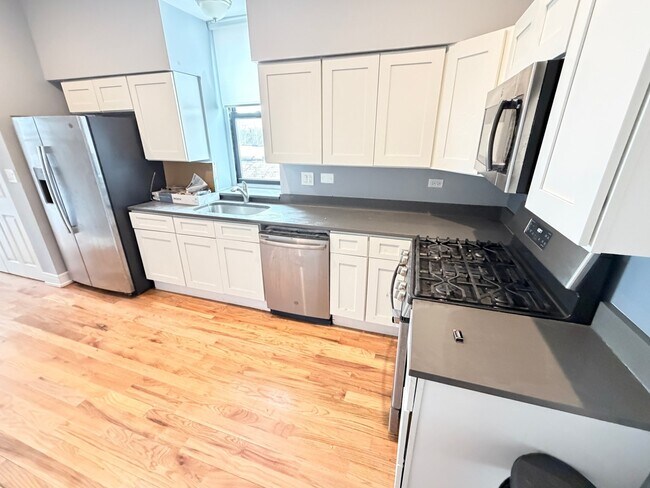 Building Photo - 113 S Paulina St