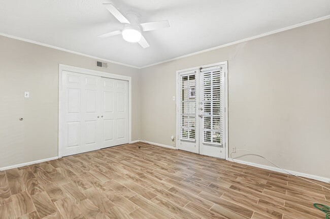 Building Photo - Alamo Heights Condo