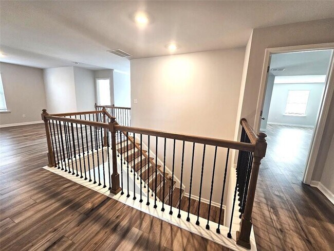 Building Photo - 303 Eleanora Xing