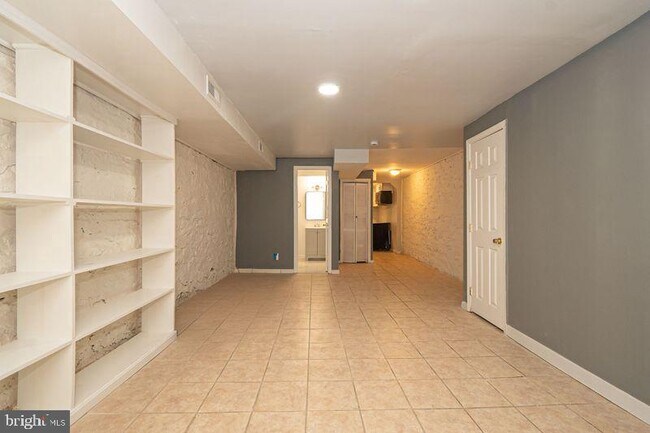 Building Photo - 307 E 25th St