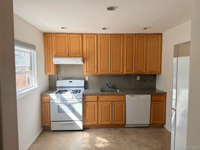 Building Photo - 86 McLoughlin St