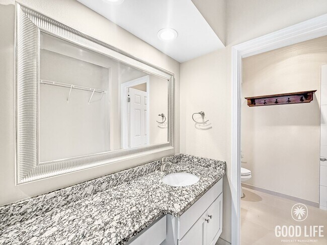 Building Photo - Beautiful 1B/1.5BA Upgraded Condo w/ Washer/Dryer and Private Patio!