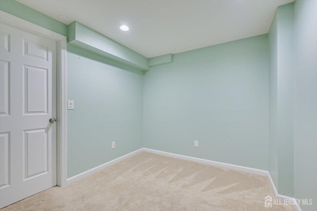 Building Photo - 160 Vasser Dr