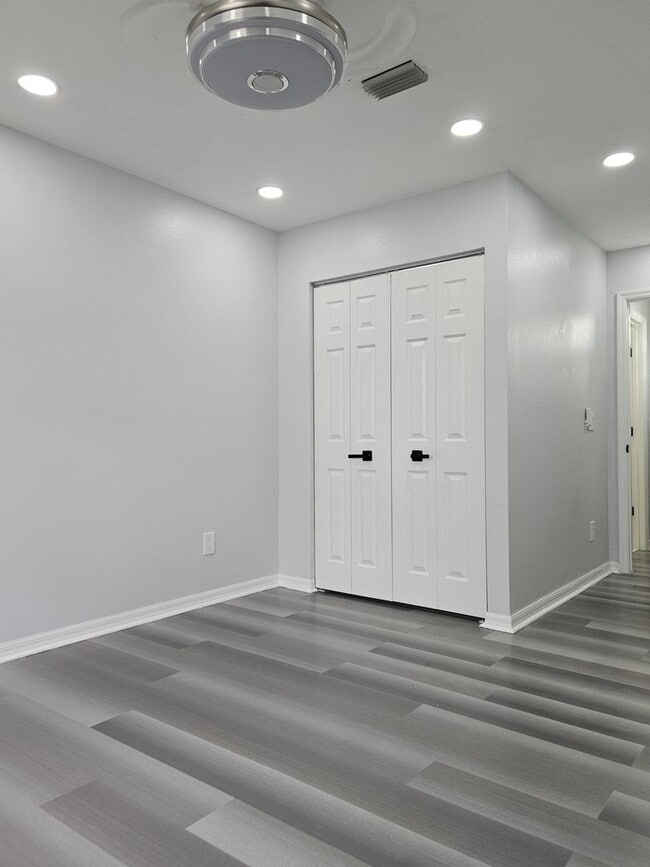 Building Photo - Stunning Fully Renovated Townhouse for rent in Land O' Lakes – Your Dream Home Awaits!