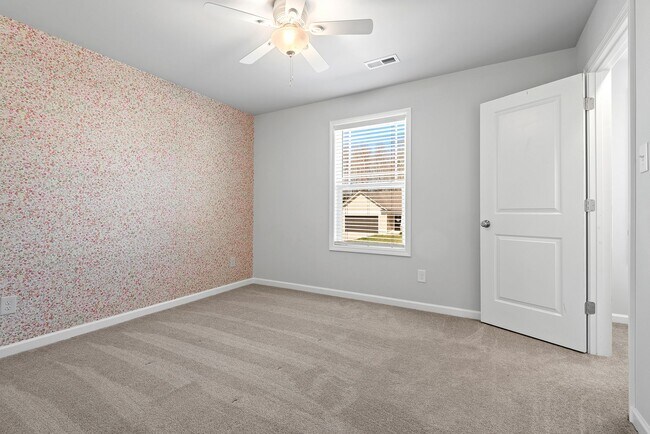 Building Photo - Gorgeous and Quiet 3Bed/2.5 Bath in Benson NC