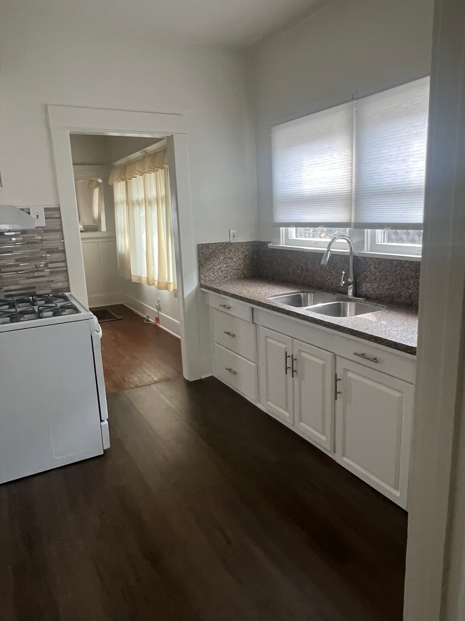 Building Photo - 640 W 16th St