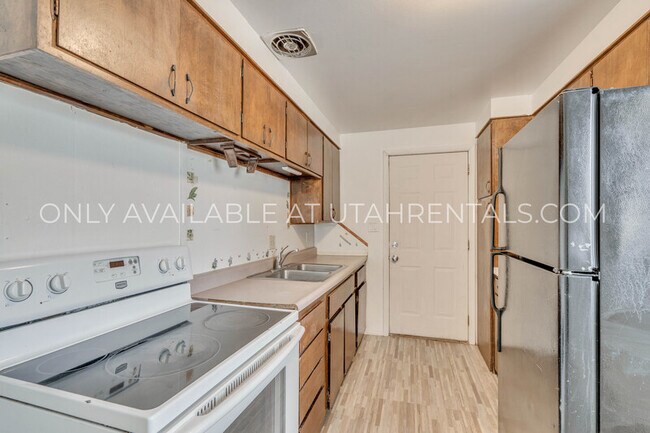 Building Photo - 1194 W 300 N St