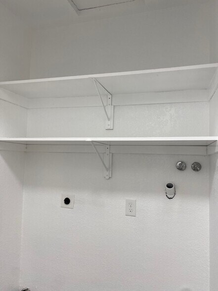 Building Photo - 1903 Woodlake Dr