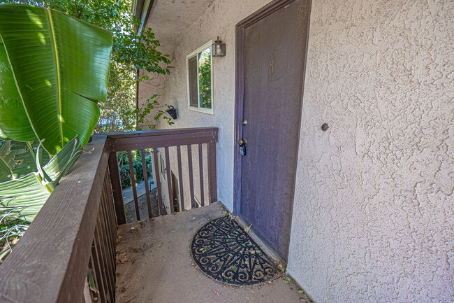 Building Photo - 1 Bedroom Condo for Rent in Canyon Country!