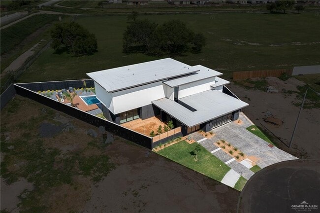 Building Photo - 2400 Thames Dr