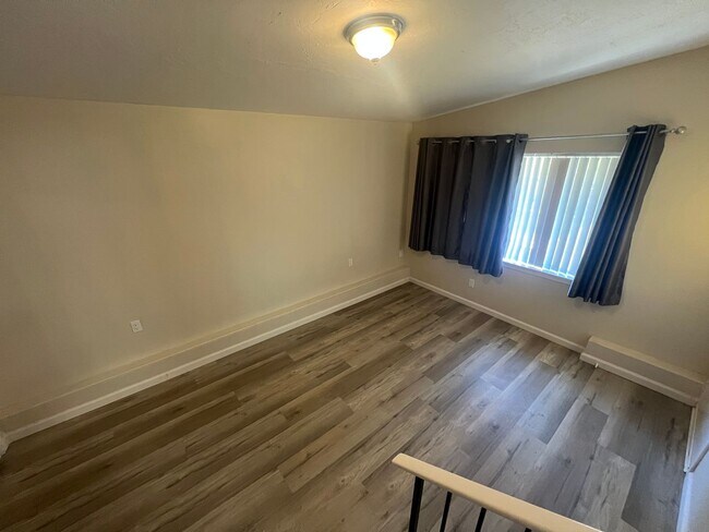 Building Photo - 3 bedrooms, 2 full bathrooms near CV high! Available now!