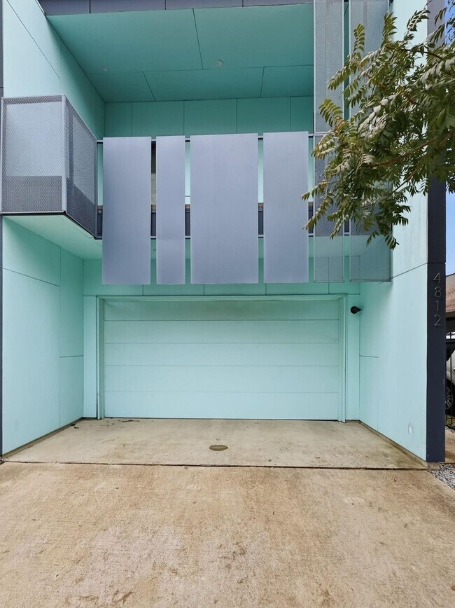 Building Photo - 4814 Manett St