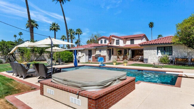 Building Photo - 1021 W Encanto Blvd