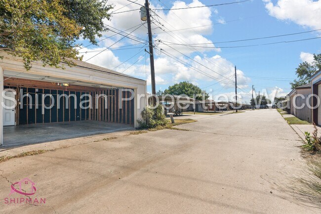 Building Photo - 1303 Chapel Creek Rd