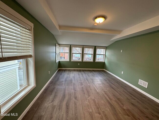 Building Photo - 61 Beekman St