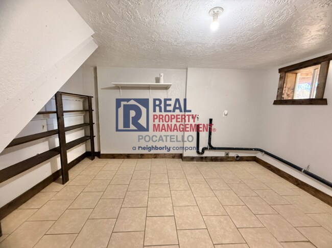 Building Photo - Beautiful 5 bed 2 bath country living - 5+...