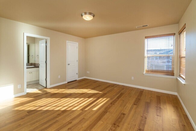 Building Photo - Welcome Home to Comfortable Bend Living