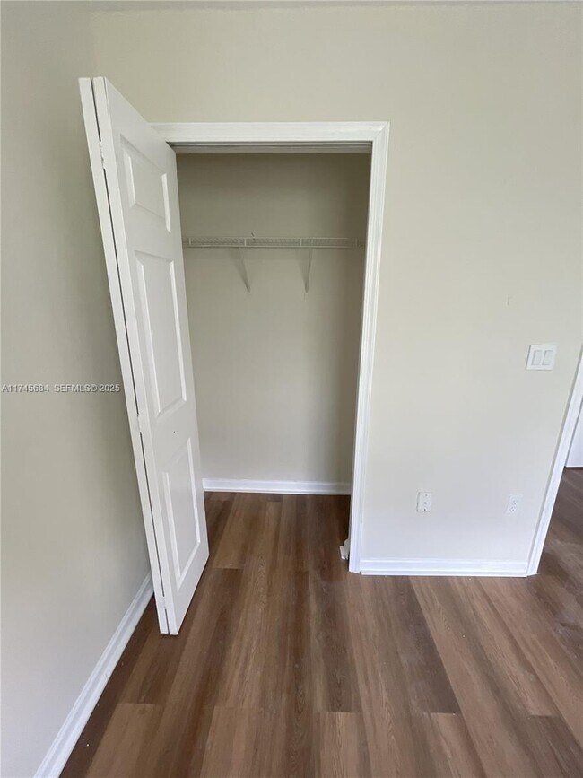 Building Photo - 2865 SE 15th Rd