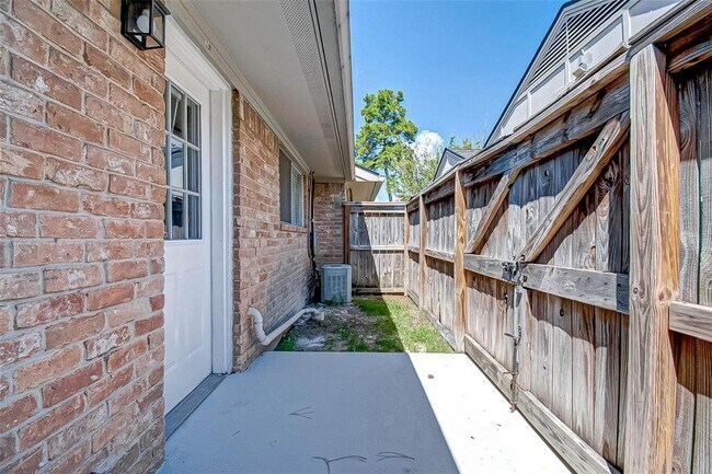Building Photo - 1104 W Tri Oaks Ln