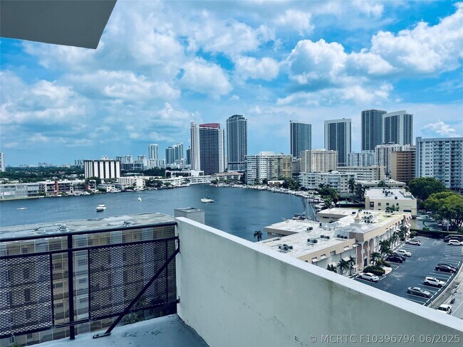 Building Photo - 401 Golden Isles Dr
