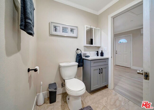 Building Photo - 5843 Vanalden Ave