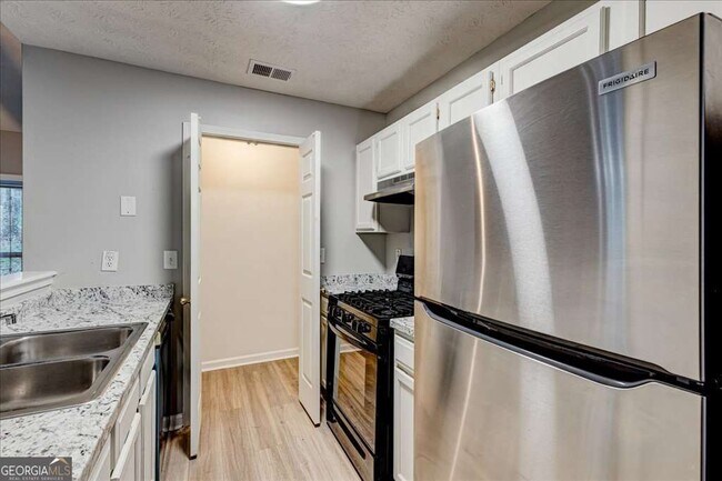 Building Photo - 3790 Benjamin Ct SW