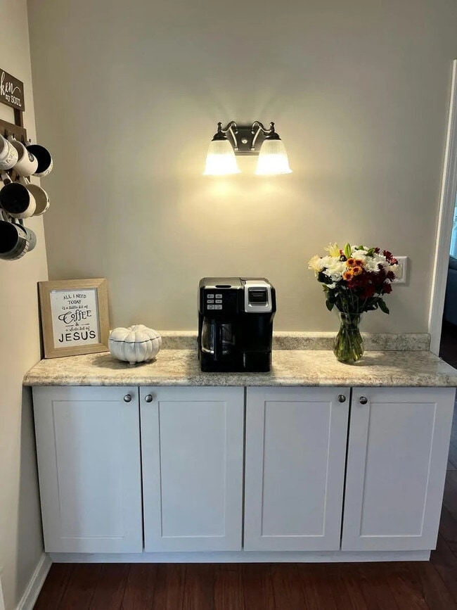 Building Photo - 203 E Oak Ave