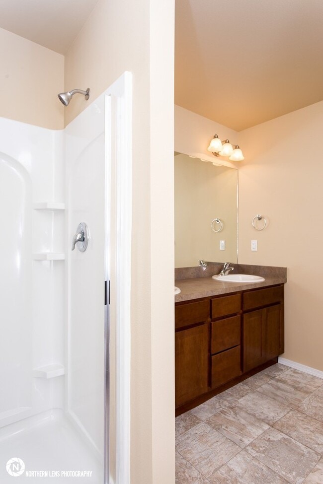 Building Photo - 3 Bedroom East Anchorage Townhouse!