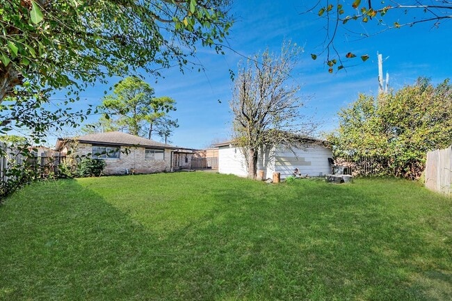 Building Photo - 8011 La Roche Ln