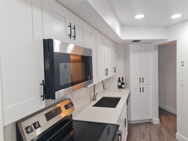 Building Photo - 6911 Environ Blvd