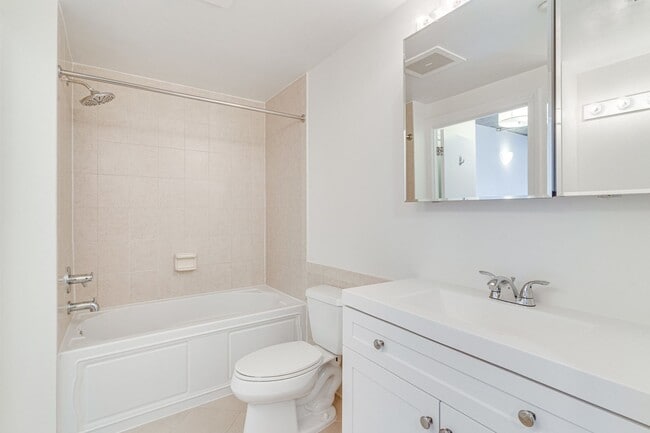 Building Photo - Modern 3 Bed 2 bath condo WITH 2 PARKING S...