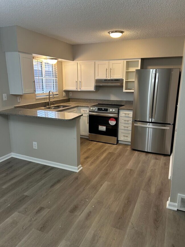 Building Photo - Beautifully Updated Townhome in Prime Loca...