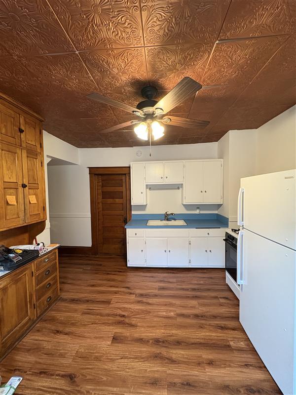 Kitchen - 220 Penn Ave S