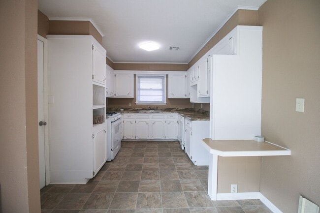 Building Photo - 3-Bedroom Home with Yard in East Tulsa – Ready Mid May!