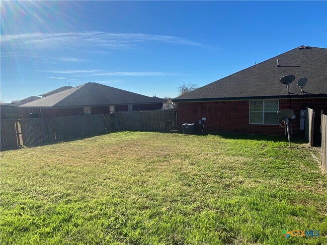 Building Photo - 5107 Daybreak Dr