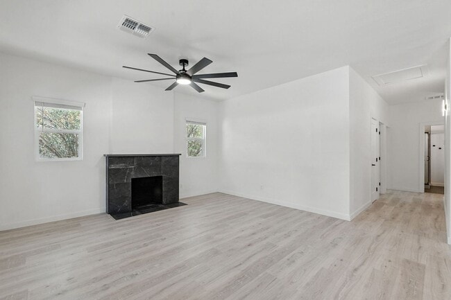 Building Photo - 840 E 6th St